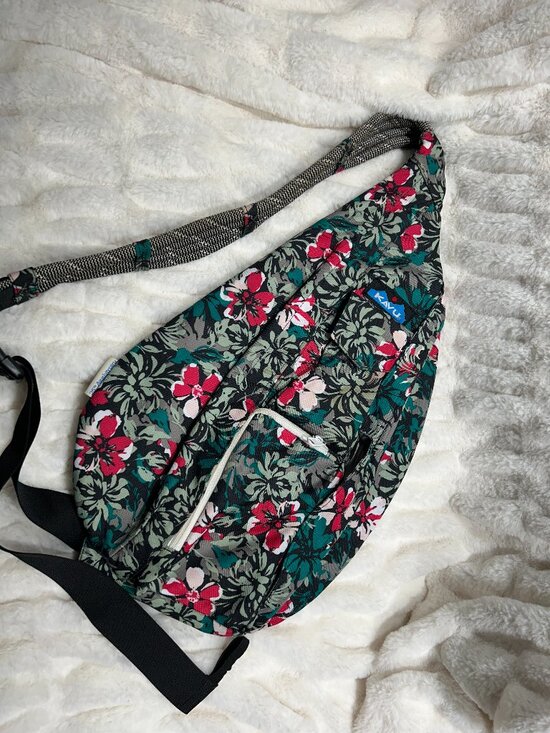 KAVU Rope Sling Bag in Pristine Floral - Like New!